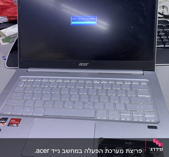 מחשב נייד Acer עם מסך סיסמה פעיל